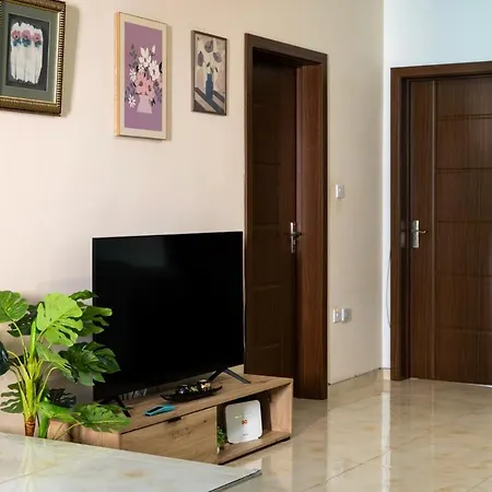 דירה Ground-floor Maisonette With Yard