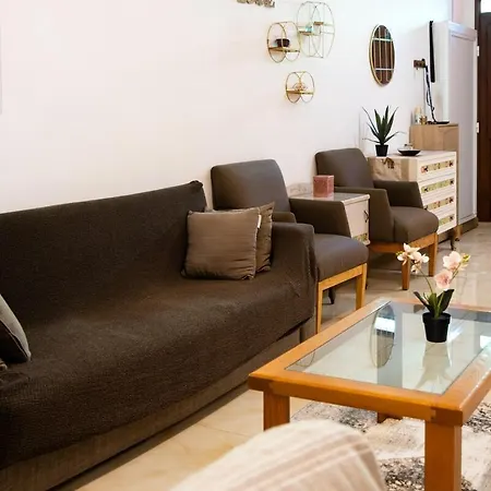 דירה Ground-floor Maisonette With Yard