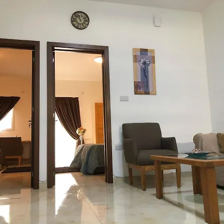 Ground-floor Maisonette With Yard דירה *