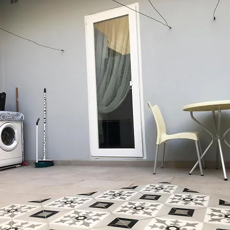 Ground-floor Maisonette With Yard