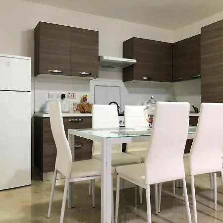 Ground-floor Maisonette With Yard דירה Qormi