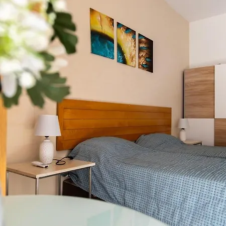 Ground-floor Maisonette With Yard *