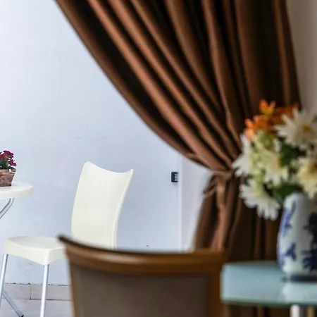 דירה Ground-floor Maisonette With Yard